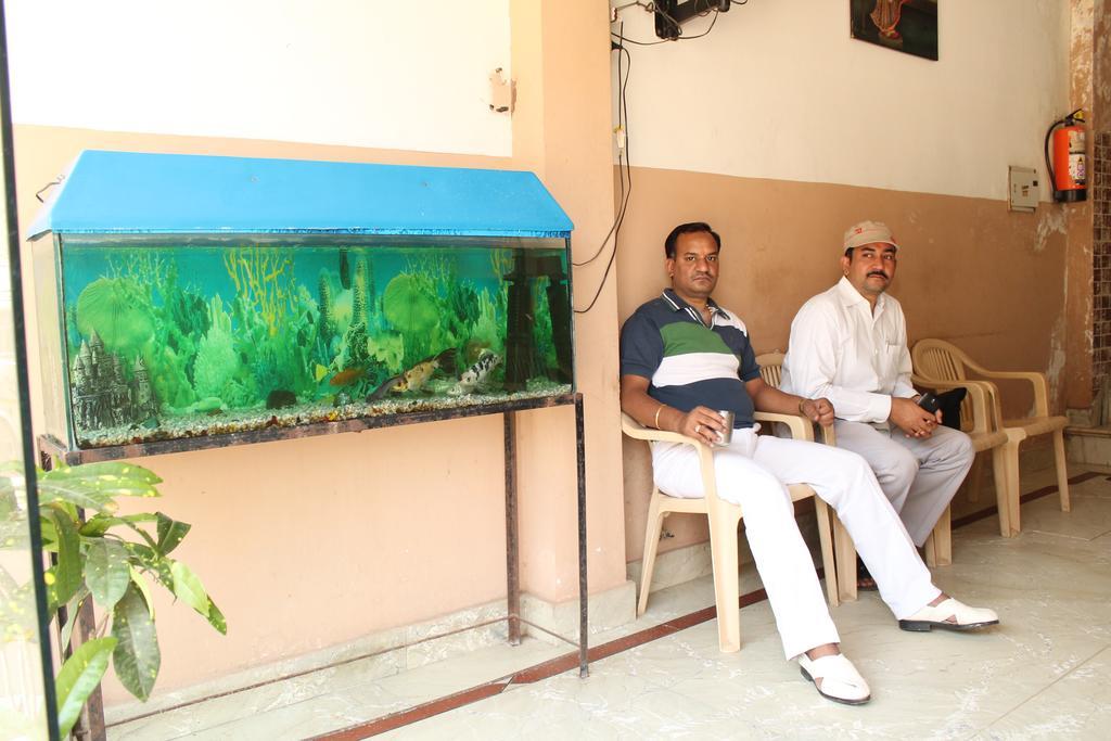 Krishnam Guest House Mathura Buitenkant foto